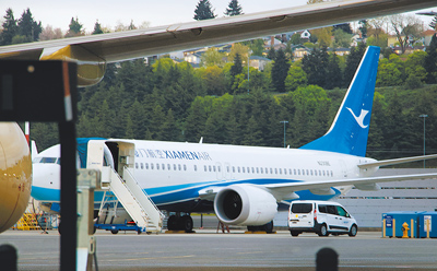 波音公司將恢復向中國交付737MAX客機。圖為4月1架交付給廈門航空的波音新飛機停在西雅圖的機場。(路透) image