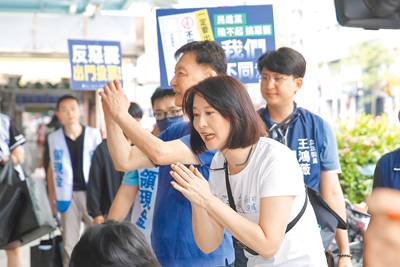 國民黨立委王鴻薇(中前)8日由前中廣董事長趙少康陪同在台北市長春市場掃街,宣傳反罷免。(黃世麒攝) image