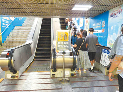 台北捷運公司宣導電扶梯兩側皆可站立,但仍有不少民眾習慣站右側、左側供通行。(台北捷運公司提供/邱芊台北傳真) image