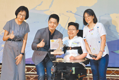 台北市長蔣萬安(左二)8日頒發市長獎給獲獎國高中畢業生,成功高中蔡秉澄(右二)自幼仰賴輪椅行動,展現超高學習力,7月他將獲頒總統教育獎。(邱芊攝) image