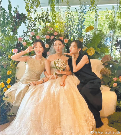miss A成員Jia(左)跟Fei(右)7日摟著新娘Min合照。(摘自微博) image