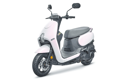 SYM CLBCU(消光白車色)以蜂鳥作為仿生設計,整體在外型設計與性能設定上,充分展現蜂鳥元素。(SYM提供) SYM CLBCU(消光白車色)以蜂鳥作為仿生設計,整體在外型設計與性能設定上,充分展現蜂鳥元素。(SYM提供)