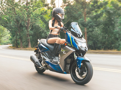 宏佳騰STR 300 GT兼具白牌靈活與黃牌路權,現正祭出一檔的破萬元優惠。(宏佳騰提供) 宏佳騰STR 300 GT兼具白牌靈活與黃牌路權,現正祭出一檔的破萬元優惠。(宏佳騰提供)