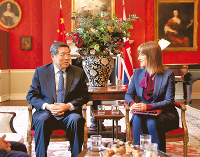 中國國務院副總理何立峰訪問英國期間,在倫敦會見英國財政大臣里夫斯,就中英經濟財金合作交換意見。(新華社) image