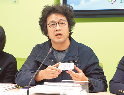 民進黨立委沈伯洋父親開設的「兆億有限公司」日前遭爆料與大陸有生意往來,國民黨智庫副執行長凌濤9日指出,沈父以「中國台灣」向大陸申請許可。沈強調父親本就是中南美貿易台商,新聞剛報導中國對他系統性攻擊,「馬上就有在地協力者出來應和」。(本報資料照片) image
