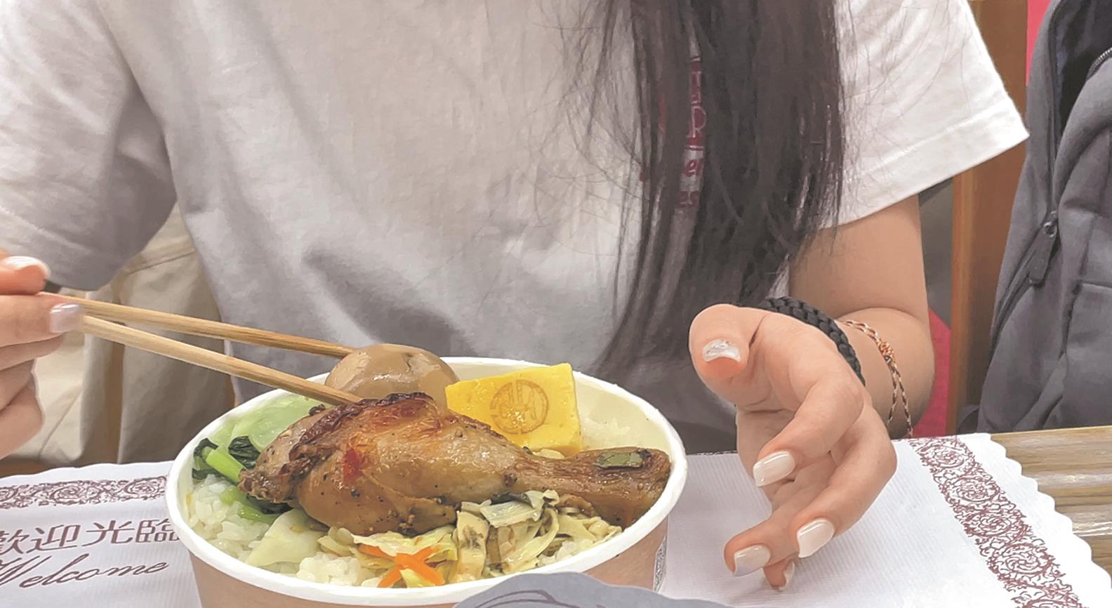 坊間流傳「吃太快容易發胖」的說法。醫師指出,進食速度過快容易攝取過多熱量,導致體重上升。(王家瑜攝) image