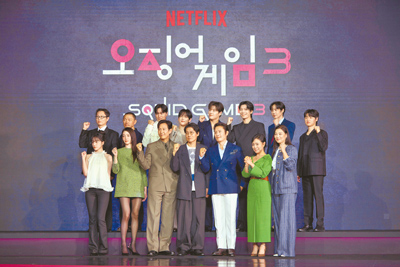 《魷魚遊戲》第三季9日舉辦記者會,上排左起盧載沅、梁東根、李陣郁、任時完、姜河那、魏嘏雋、朴成焄、李大衛;下排左起曹柔理、朴珪瑛、李政宰、導演黃東赫、李炳憲、康愛心、蔡菊姬。(Netflix提供) image