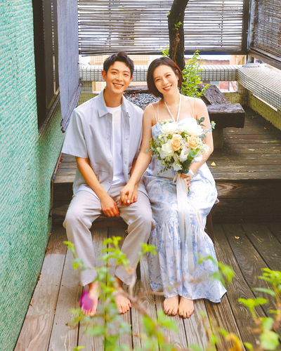 連晨翔(左)與劉品言9日無預警宣布婚訊,照片中劉品言穿Club Monaco藍色印花繞頸平口長洋裝,連晨翔則以素色短T搭配岩石灰襯衫,柔和色系低調浪漫。(劉品言提供) image
