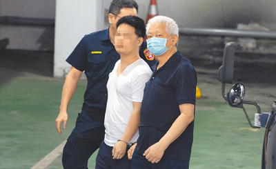 民進黨黨工黃取榮(右)涉洩漏國家機密給大陸情工人員,檢方求處重刑。(中央社) image