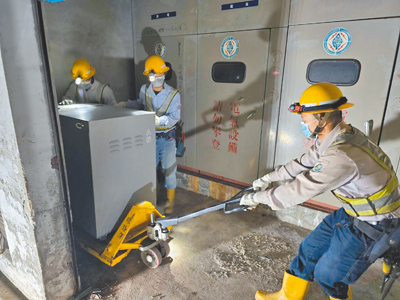 針對高雄近來頻繁停電挨批,台電高雄區處強調已斥資10億元強化設備。圖為台電高雄區處線路課同仁在配電室更換老舊開關。(台電高雄區處提供/柯宗緯高雄傳真) image