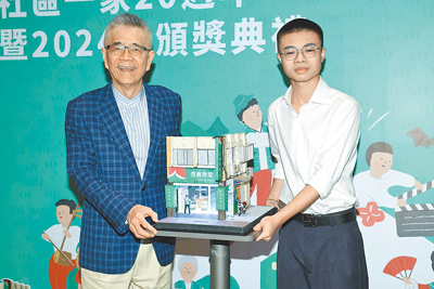 台北市萬芳高中學生打造信義房屋「起家厝」樂高模型,作為「社區一家」計畫20周年紀念禮,致贈給信義房屋創辦人周俊吉(左)。(王莫昀攝) image