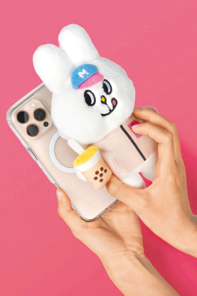 德誼數位全台獨家販售德國3C配件品牌「LAUT萊德」與人氣插畫「Bunni Konbiny」的聯名多功能收納包盲盒(見圖),即日起至6月30日只要加入德誼數位會員就可將原價880元的小兔,以會員價580元帶回家,或是購買指定iPhone 16全系列即可加贈Bunni Konbiny多功能收納包盲盒。同一活動時間,於德誼數位購買MacBook、Apple Watch、iPad、iPhone 任一產品,即可抽價值8000元的「環島之星萌旅號雙人遊」乙份。(德誼數位提供) image