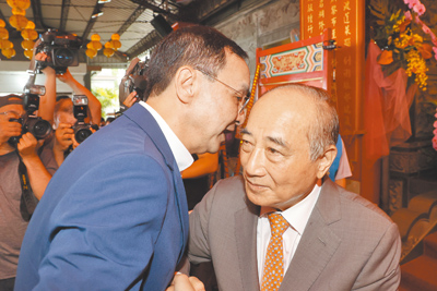 指南宮13日舉行孚佑帝君成道1145周年紀念三獻大典,國民黨主席朱立倫(左)出席時,主動向前與前立法院長王金平(右)握手致意,兩人也短暫耳語。(杜宜諳攝) image