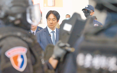 總統府祕書長潘孟安邀請藍白黨團於18日參加「重要國安情勢」會報。圖為賴清德總統13日前往警政署反恐訓練中心視察,並肯定特勤警力的精實戰技。(范揚光攝) image