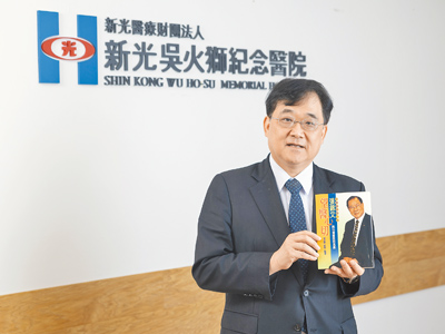 台灣醫務管理學會理事長洪子仁12日接受專訪,提出3大願景,讓制度面改革再深化、專業職能再強化、永續經營再升級。(杜宜諳攝) image