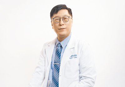 台灣麻醉醫學會理事長程廣義表示,永續醫療應建立在「全流程碳排分析」、「臨床安全性」與「醫療效率」三者並重的原則上。(中和紀念醫院提供/李念庭台北傳真) image