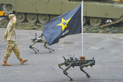 美國陸軍14日舉行建軍250周年閱兵儀式,展示機械狗等未來兵力。(美聯社) image