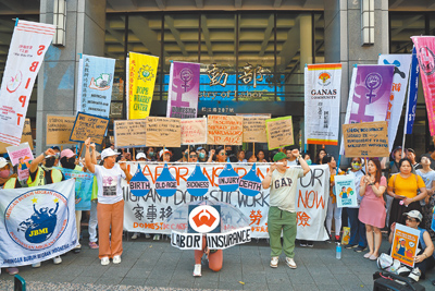 桃園市家庭看護工職業工會成員、移工及人權團體15日在勞動部前陳情,要求政府盡速將全台約20萬餘名家事移工納入勞工保險,終結制度性排除,爭取基本勞動保障。(鄧博仁攝) image