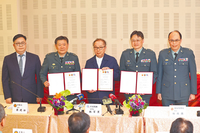 國防部軍醫局暨國防醫學院17日與廣達電腦舉行產官學合作簽署記者會,在三軍總醫院院長陳元皓的見證下,國防醫學院校長林致源(右起)、廣達董事長林百里、軍醫局局長蔡建松簽署研發「電子傷票系統」。(杜宜諳攝) image