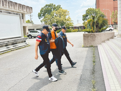 前台南副市長顏純左之子顏大鈞(中)涉吸金上億,在台南市安平區日租套房被逮捕。(讀者提供/李奇叡台南傳真) image