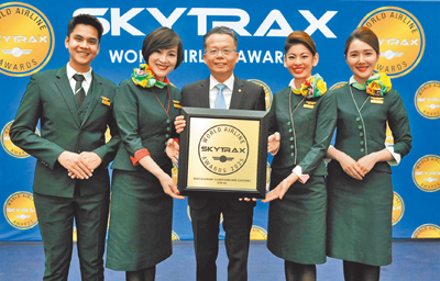 長榮航空連續10年被SKYTRAX評選為五星級航空公司,由總經理孫嘉明(中)代表領獎。(長榮航空提供/陳祐誠台北傳真) image