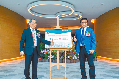 林業及自然保育署宜蘭分署完成鳩之澤溫泉區修建營運移轉案,19日林保署宜蘭分署長蕭崇仁(左)與連大建設公司董事長林燈城(右)完成簽約。(李忠一攝) image