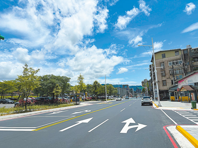 基隆市七堵區光明路道路品質提升計畫第1階段工程提前完工,不僅拓寬人行空間也增加無障礙設計。(張志康攝) image