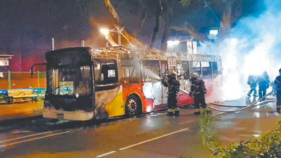 台北市大都會客運262路電動公車16日晚間行經敦化北路、民生東路口時突起火燃燒,所幸沒有人員傷亡。(民眾提供/張立勳台北傳真) image