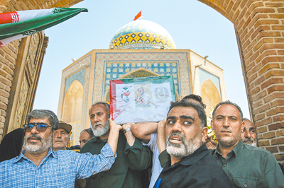 伊朗民眾為遭以色列襲擊喪命的人舉行葬禮。(路透) 伊朗民眾為遭以色列襲擊喪命的人舉行葬禮。(路透)