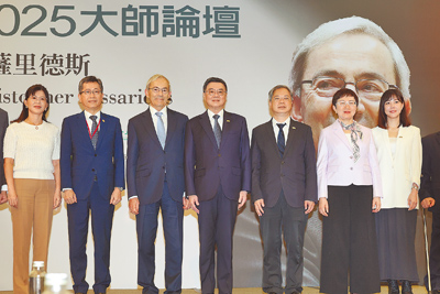 「2025大師論壇」20日在台北國際會議中心舉行,行政院長卓榮泰(中)出席致詞。(中央社) image