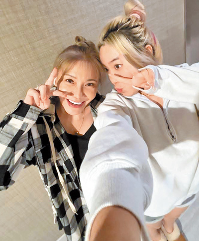 甄莉(左)跟女兒Phoebe情同姊妹,母女相處沒距離。(甄莉提供) image