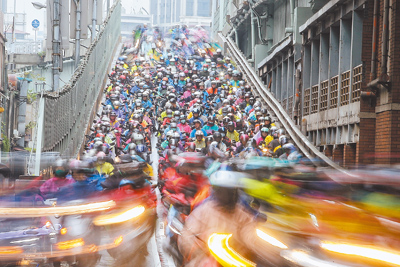 全台汽機車5月底登記逾2335.7萬輛,超越總人口數。圖為台北橋機車瀑布。(本報資料照片) image