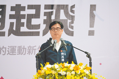 高雄市長陳其邁21日受訪時表示,未來「地面型」光電一律不准開發。(任義宇攝) image