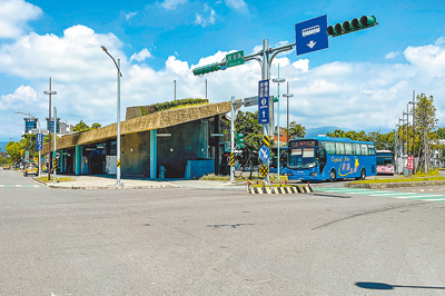 宜蘭縣政府辦理「宜蘭轉運站及周邊交通空間優化工程」,從6月23日起封閉部分區域,工程預計8月底完工。(李忠一攝) image