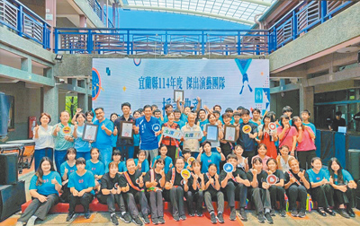 宜蘭縣辦理傑出演藝團隊徵選及獎勵計畫,有5團脫穎而出,21日舉行授證典禮,縣府將協助傑出演藝團隊提供更多的表演機會。(宜蘭縣文化局提供/李忠一宜蘭傳真) image