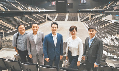 台北市長蔣萬安(中)出訪法國巴黎,第一站就前往「麟洋配」於巴黎奧運羽球賽事奪金的Adidas Arena場館,並計畫將經驗引進台北市即將興建的國際羽球館。
(台北市政府提供/丁上程台北傳真) image