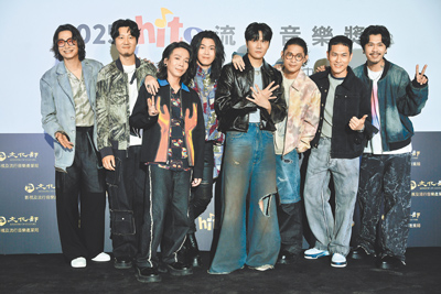 宇宙人、麋先生21日擔任「2025 hito流行音樂獎頒獎典禮」開場嘉賓,默契十足。(郭吉銓、陳俊吉攝) image