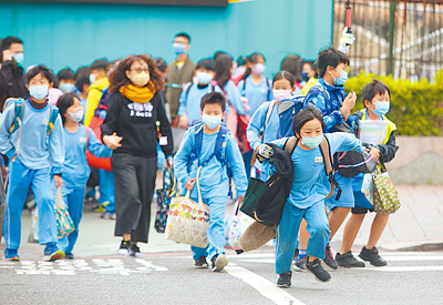 教育部昨決議,2026年寒假前先補課3天,解決假期不連續問題。圖為學童下課。(本報資料照片) image