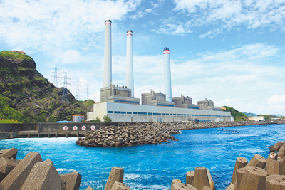 協和電廠原有4部燃油機組(見圖),將更新改建成2部各130萬瓩的燃氣機組,要在旁邊設置第四天然氣接收站。(台電提供) image