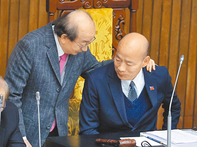 全台大罷免726投票,立法院長韓國瑜(右)開始積極為藍委站台,因應民進黨下一階段要把韓國瑜拉下。(本報資料照片) image