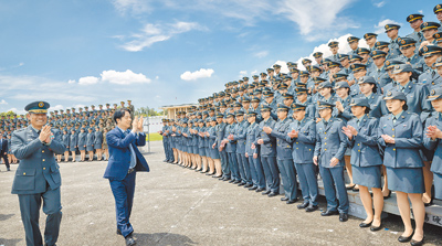賴清德總統(左二)26日在高雄陸軍官校出席「114年三軍八校院聯合畢業典禮」。(總統府提供) image