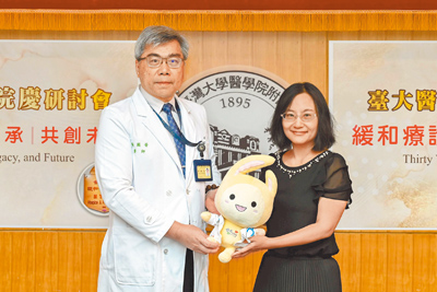 台大醫院26日舉辦「緩和醫療三十載」記者會,病友家屬連純慧(右)分享父親在台大醫院緩和醫療病房走完人生最後一程的故事。(台大醫院提供/王家瑜台北傳真) image