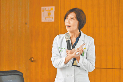 台大醫院26日舉辦「緩和醫療三十載」記者會,台大醫院家庭醫學部主任程劭儀指出,根據健保署2023年統計,僅32%病人在過世前1年接受安寧緩和。(台大醫院提供/王家瑜台北傳真) image