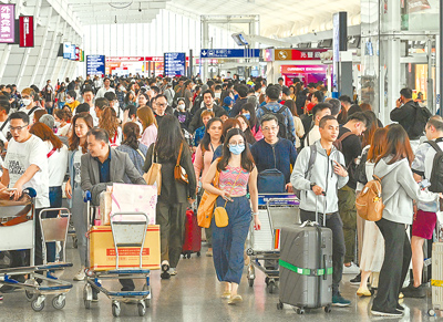 新台幣驚驚漲,意外帶動國人暑期出國意願出籠。圖為桃園機場入境旅客。(本報資料照片) image