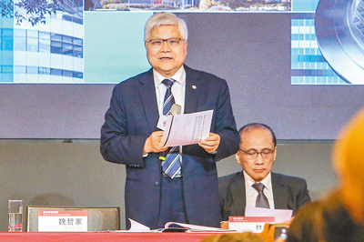 台積電近日代子公司TSMC Global公告發行新股,透過現金增資的方式強化外匯避險操作。圖為台積電董事長魏哲家(左)、獨立董事林全(右)。(本報資料照片) image