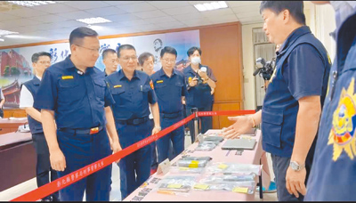 彰化縣警察局長陳明君(前排左一)視察警方打詐成果。(彰化縣警局提供/葉靜美彰化傳真) image