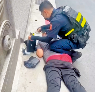 警方逮捕馬來西亞籍詐團車手,並搜出鉅額現金與銀行提款卡。(警方提供/李文正台北傳真) image
