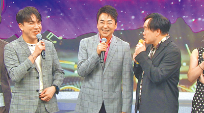 許志豪(左起)、羅文聰、康康在節目中說說笑笑。(中視提供) image