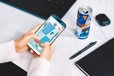 為致敬經典遊戲俄羅斯方塊,Red Bull宣布將舉辦「Red Bull Tetris」全球挑戰賽(見圖),即日起至10月20日展開台灣線上資格賽,獲勝冠軍可代表台灣前往杜拜參加總決賽;8月31日前額外推「金色方塊挑戰賽」,玩家只要在遊戲中清除由金色「I」形方塊所組成的四行方塊,可抽限量遊戲機;另品牌即日起推「Red Bull Tetris聯名限量罐」,限時享嘗鮮價。(Red Bull提供) image