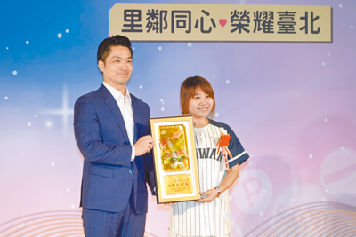 針對賴清德總統「雜質說」引發彰化校園霸凌一事,台北市長蔣萬安(左)27日也向被霸凌的學生喊話,這個世界應該是多元包容的。圖為蔣萬安27日出席北市民政團隊聯合頒獎典禮。(台北市政府提供/丁上程台北傳真) image